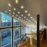 Elegant Retreat With Mountain Panorama And Tranquility Lägenhet