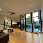 Lägenhet Elegant Retreat With Mountain Panorama And Tranquility *
