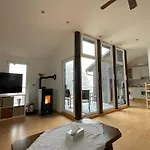 Elegant Retreat With Mountain Panorama And Tranquility Lägenhet