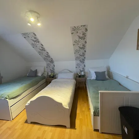 Elegant Retreat With Mountain Panorama And Tranquility Lägenhet