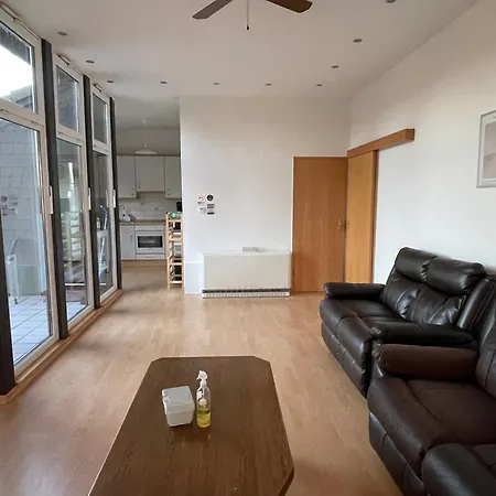 Elegant Retreat With Mountain Panorama And Tranquility Lägenhet *